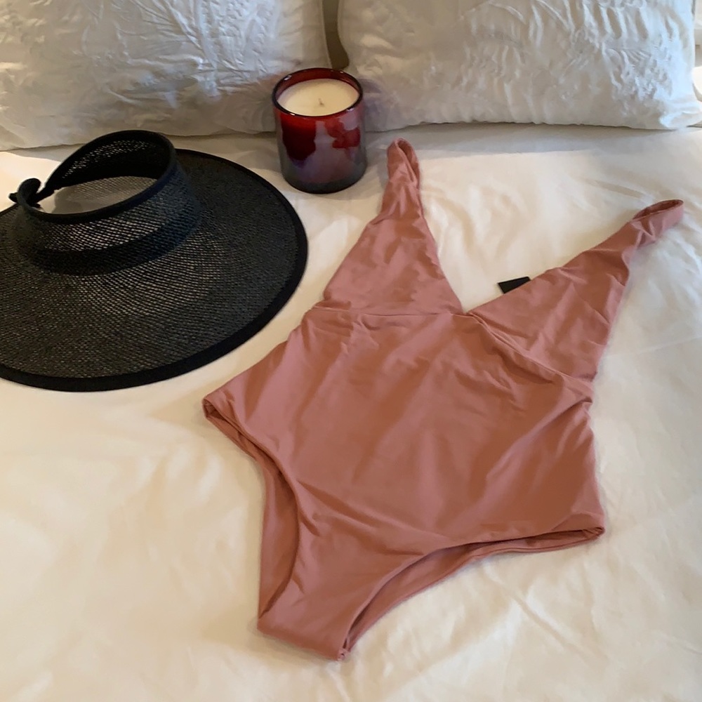 TAVIK DREW PLUNGING V NECKLINE ONE PIECE SWIMSUIT IN ROSE DAWN SIZE SMALL - Picture 2 of 16